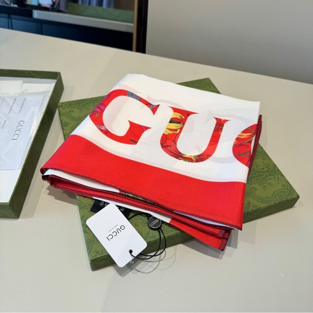 Gucci 90x90 Red Floral Interlocking G Silk Scarf NWT 🌸 - Picture 3 of 8